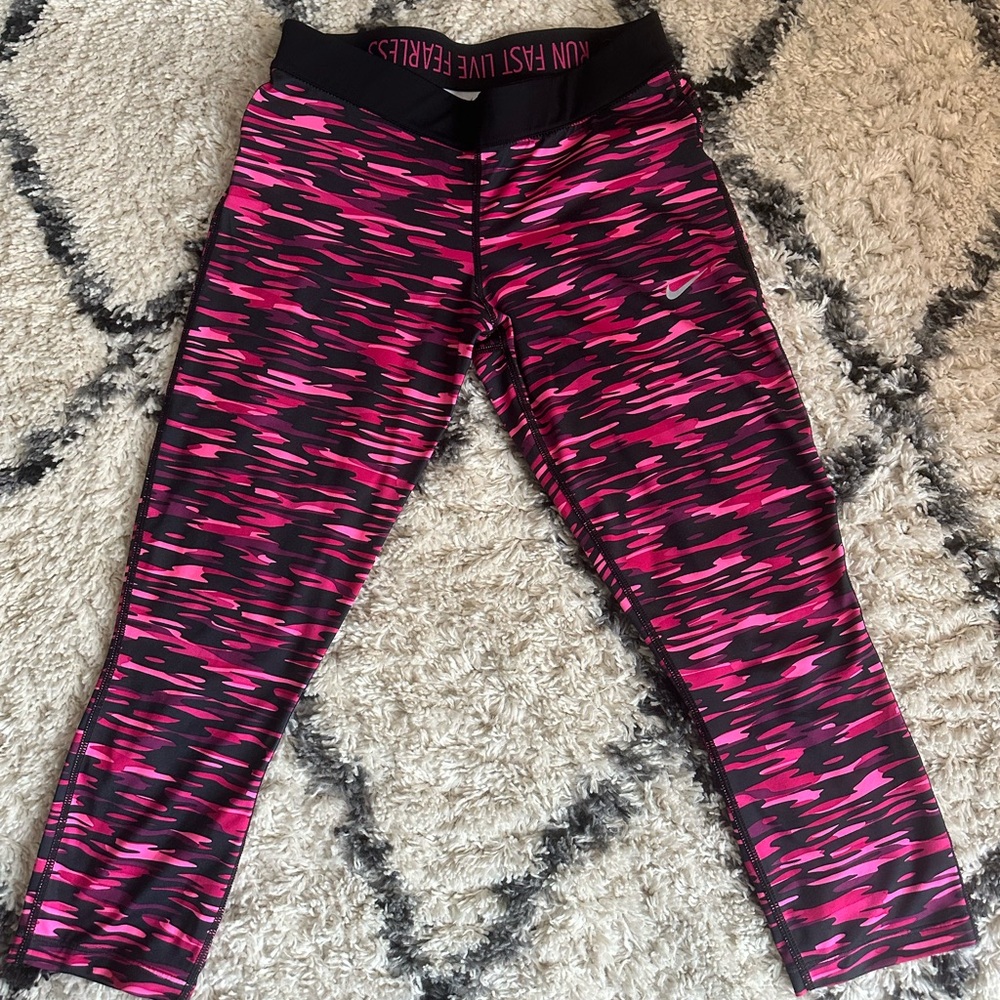 Nike Women’s Size M Leggings in Vibrant Pink and Black